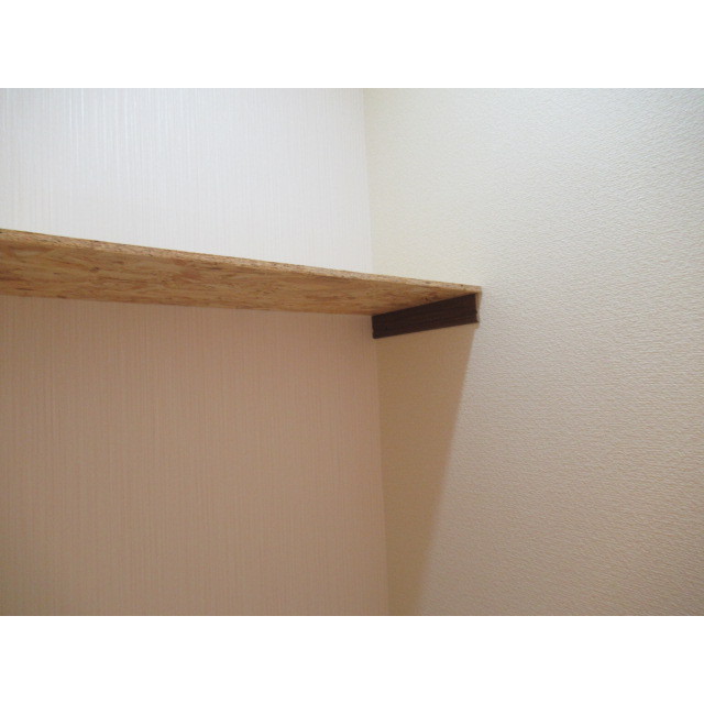 トイレ　上に収納棚あります。