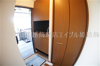 玄関　写真は反転のお部屋です