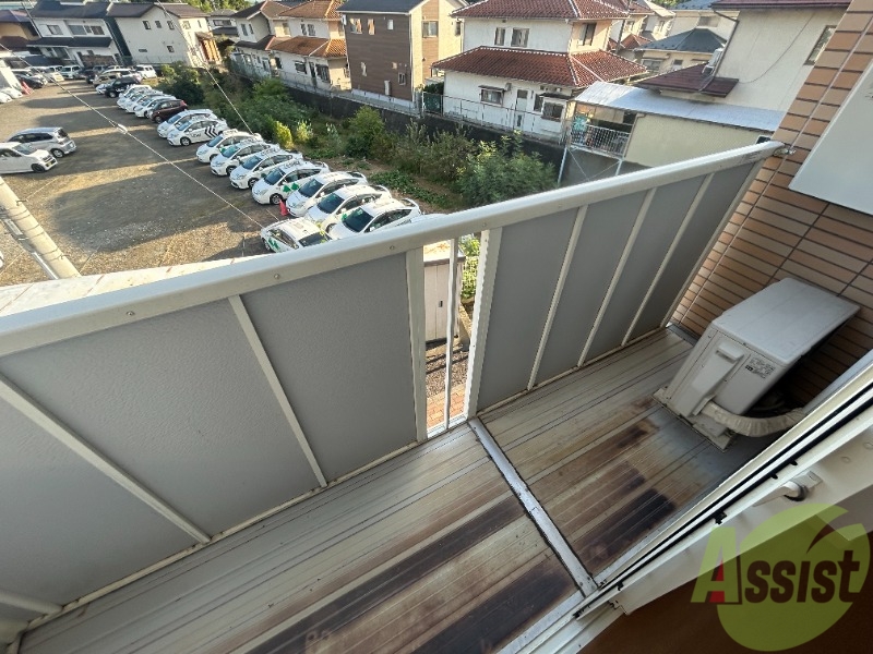 バルコニー　バルコニーは洗濯物がはかどりそうな広さがありますよ。