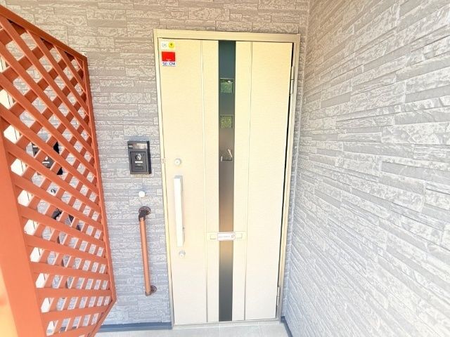 エントランス　１０３号室の写真になります。