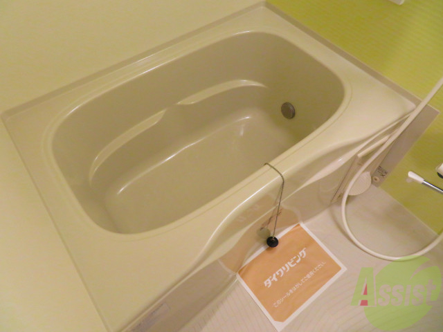 バス・シャワールーム　緑の壁がオシャレな追い炊き機能つきのユニットバスです