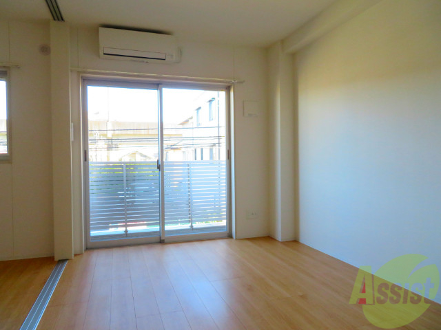 居室・リビング　こちらの解放感のあるお部屋は８．７帖のＬＤＫですよ。