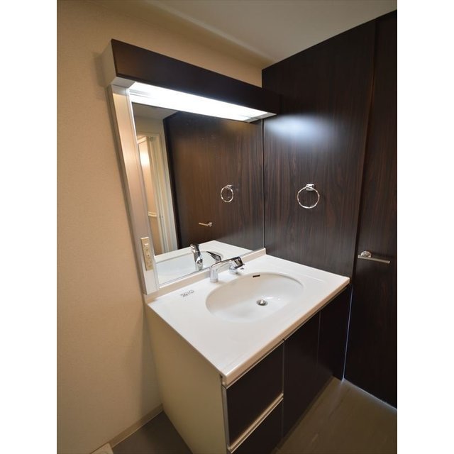 洗面設備　明るい洗面所です