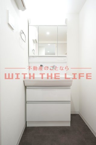 洗面設備　独立洗面化粧台が付いています