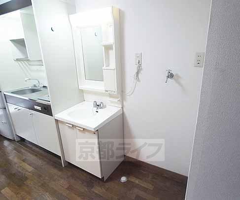 洗面設備　独立洗面台付きです