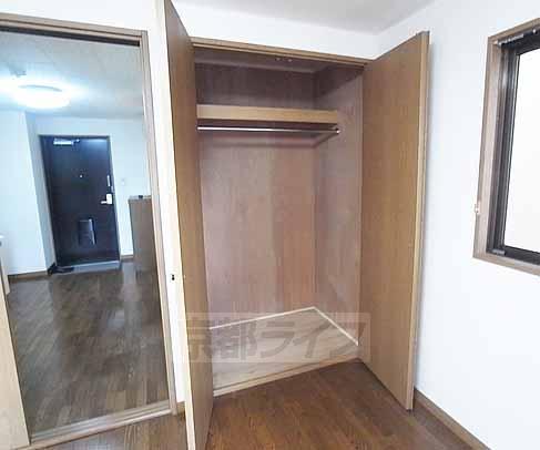 収納　ハンガーパイプも付いております