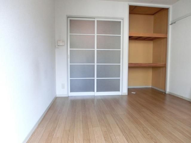 その他部屋・スペース　窓側から見たお部屋