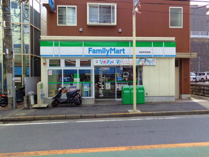 コンビニ　ファミリーマート（コンビニ）まで110m