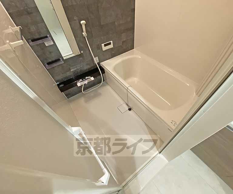 バス・シャワールーム　広々ゆったりと入浴できます。