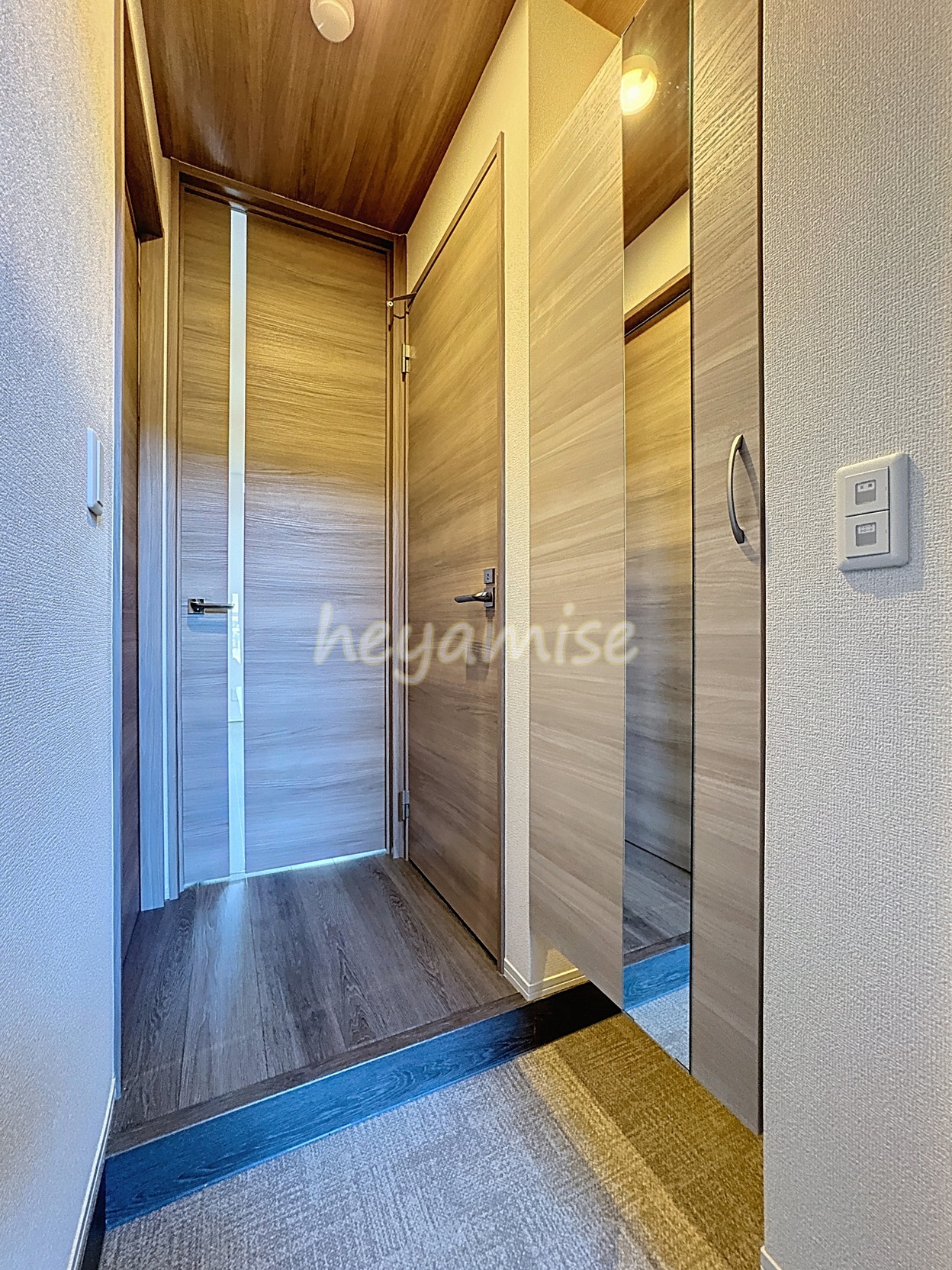 玄関　写真は別号室