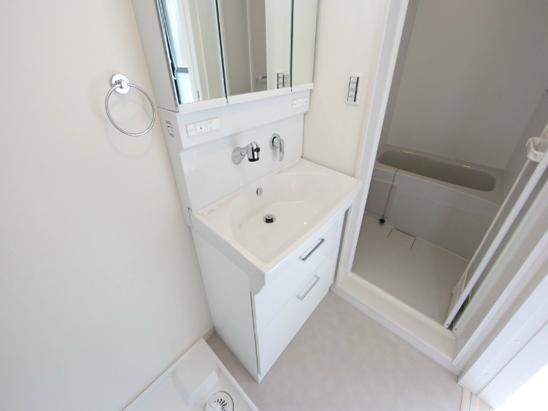 洗面設備　脱衣所　独立洗面台（シャンプードレッサー付）収納スペース有