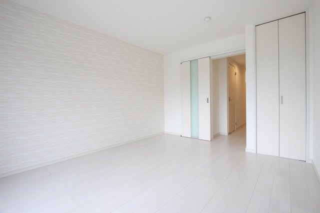 居室・リビング　同物件、別号室のものです。