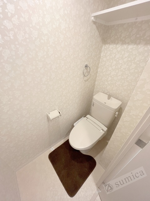 トイレ　人気アイテムの温水洗浄便座。清潔感のあるトイレです。