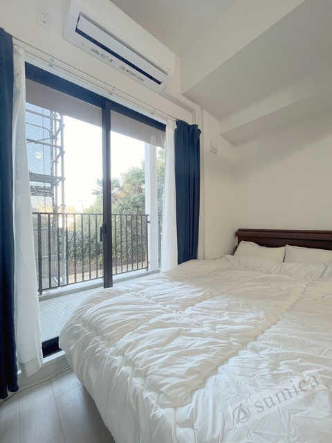 バルコニー　内装は落ち着いています。おおきな窓で明るさを演出。