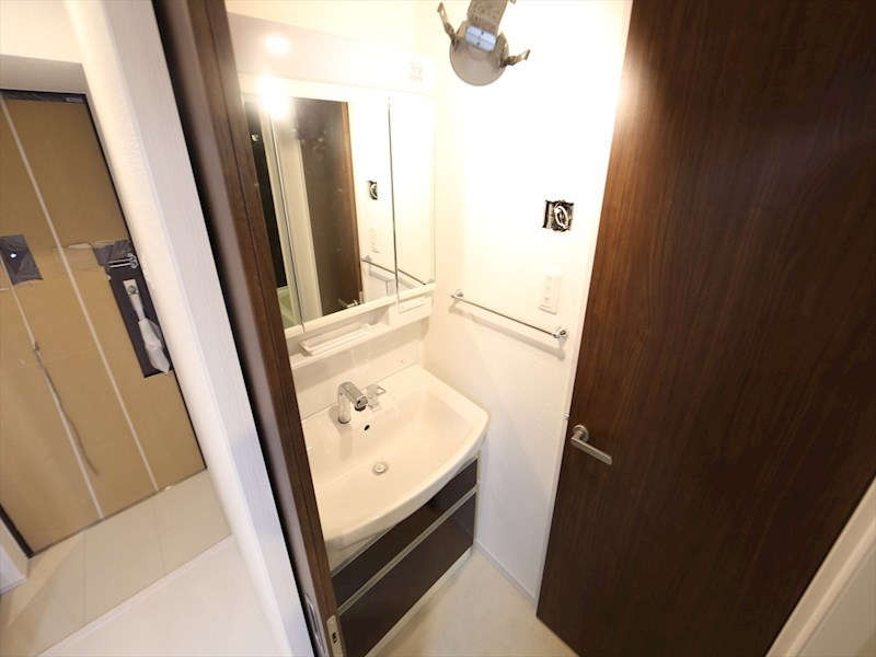 洗面設備　脱衣所　独立洗面台（シャンプードレッサー付）収納スペース有