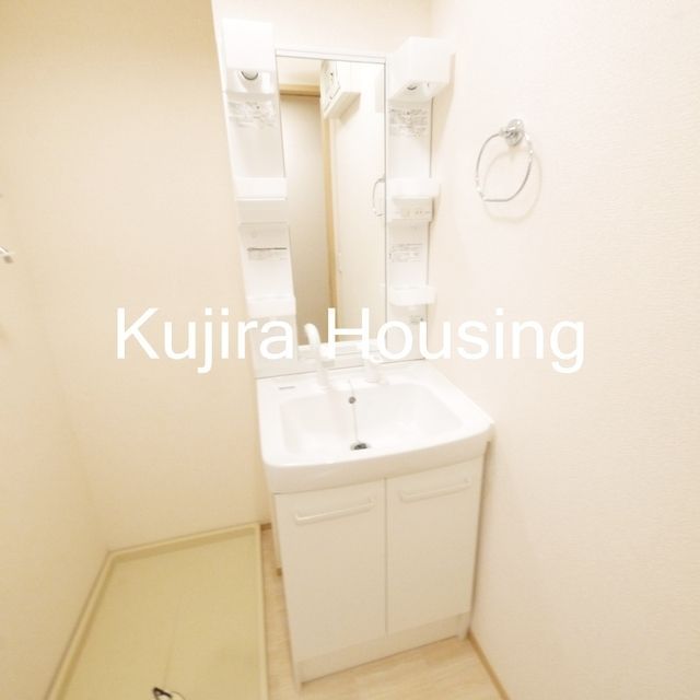 洗面設備　脱衣所には洗髪洗面化粧台があります♪