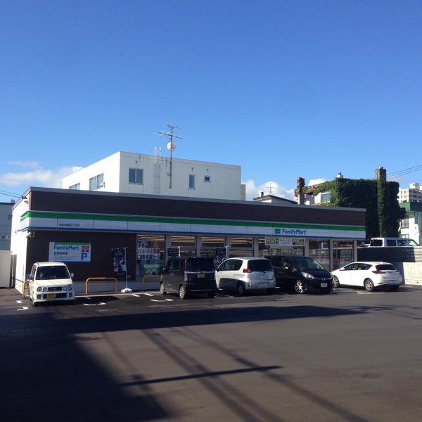 コンビニ　ファミリーマート札幌本郷通2丁目店（コンビニ）まで216m