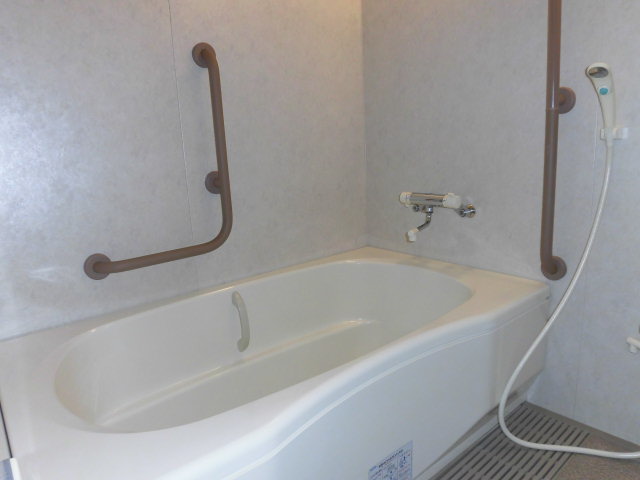 バス・シャワールーム　手摺がついていて安心