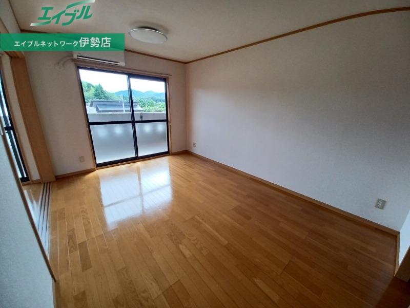 居室・リビング　同物件別部屋のお写真です。