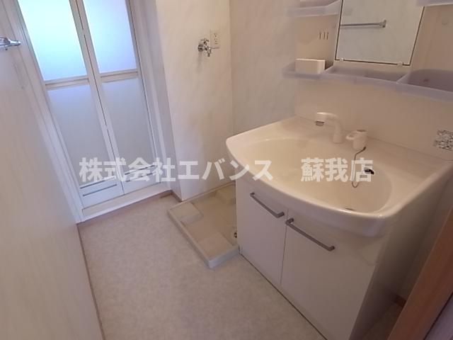 洗面設備　スペースが確保できる洗面所です