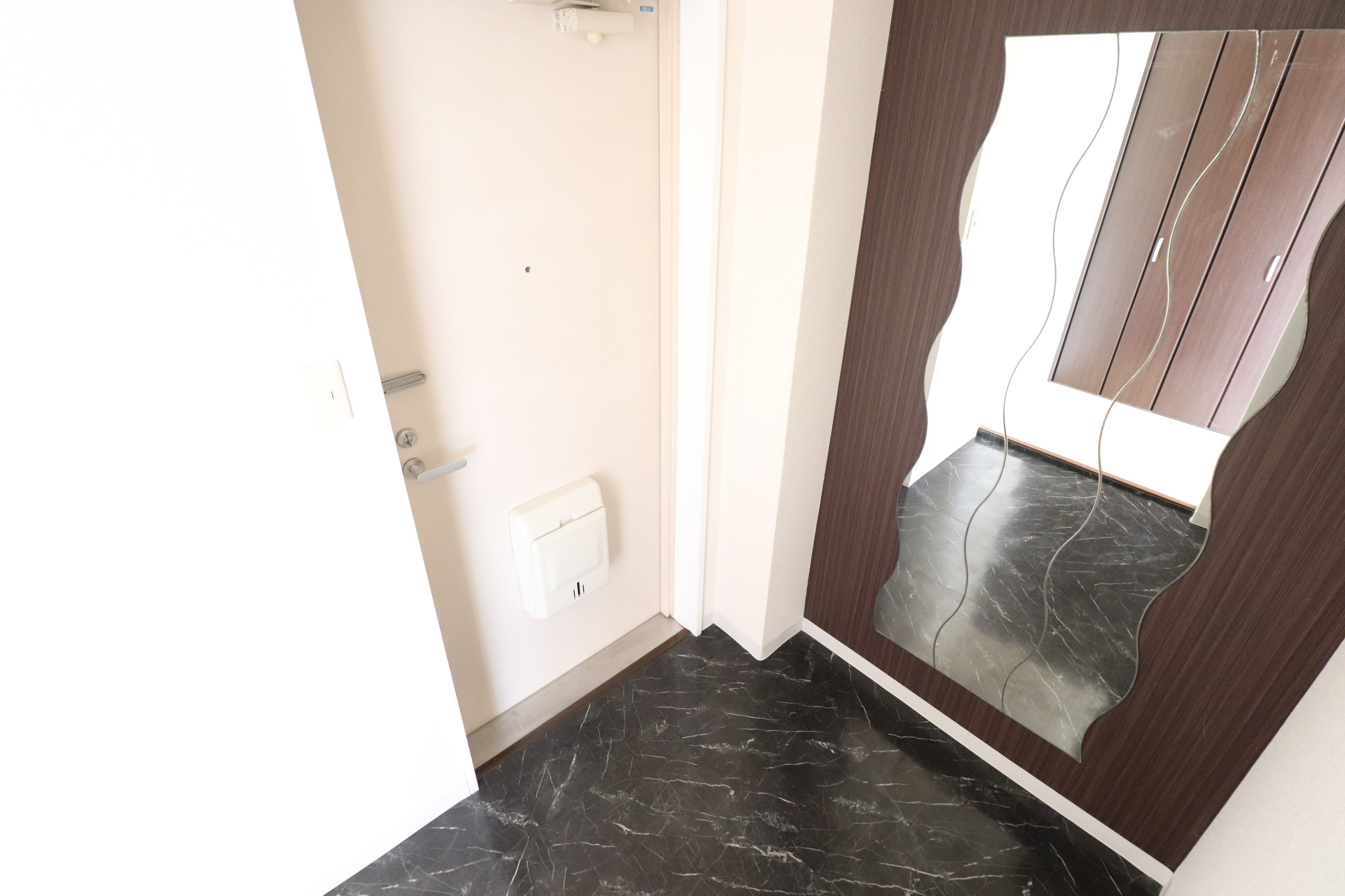 玄関　オシャレな鏡付きの玄関♪