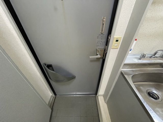 玄関　イメージとして同建物他部屋を表示しています