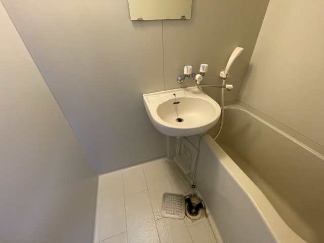 洗面設備　イメージとして同建物他部屋を表示しています