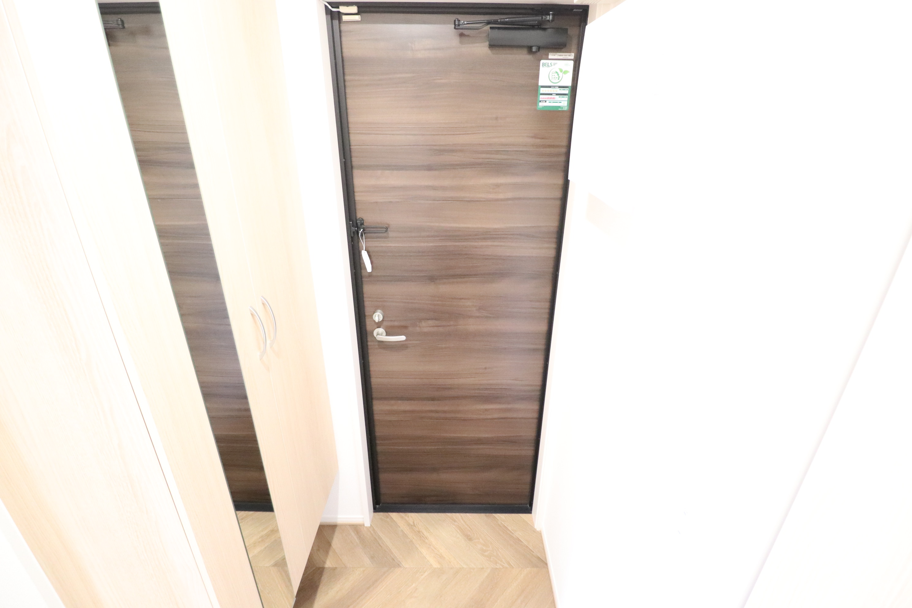 玄関　玄関には姿鏡も付いています♪