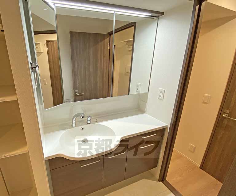 洗面設備　ワイドな洗面台です。