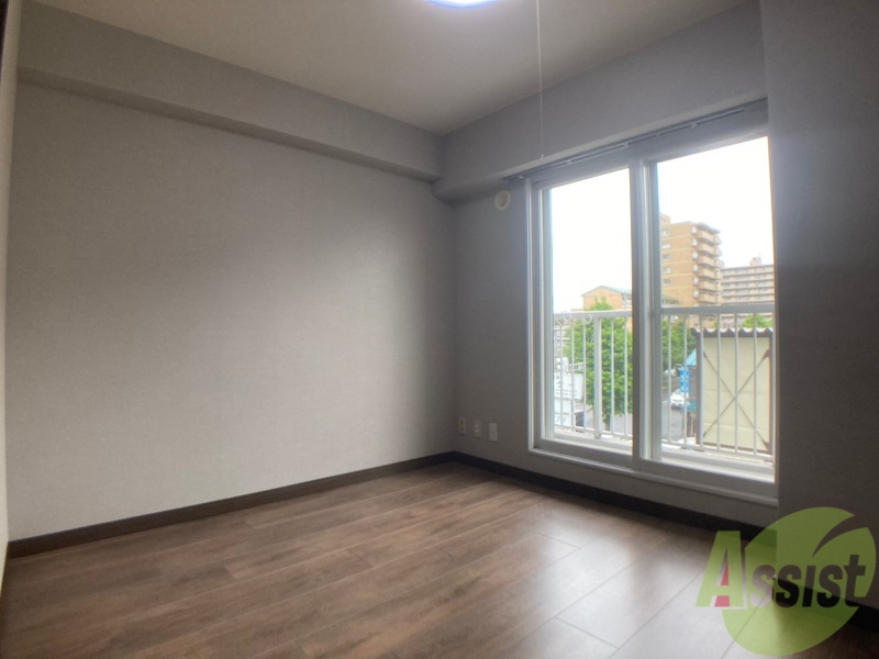 その他部屋・スペース　寝室はこちらです。光が差し込む、温かみのあるお部屋です。