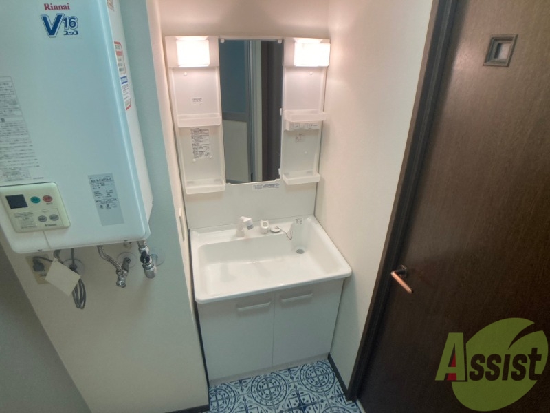 洗面設備　大きくて使いやすそうな独立洗面台になっています。