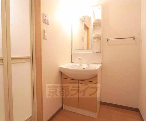 洗面設備　シャンプードレッサ付きの独立洗面台です。