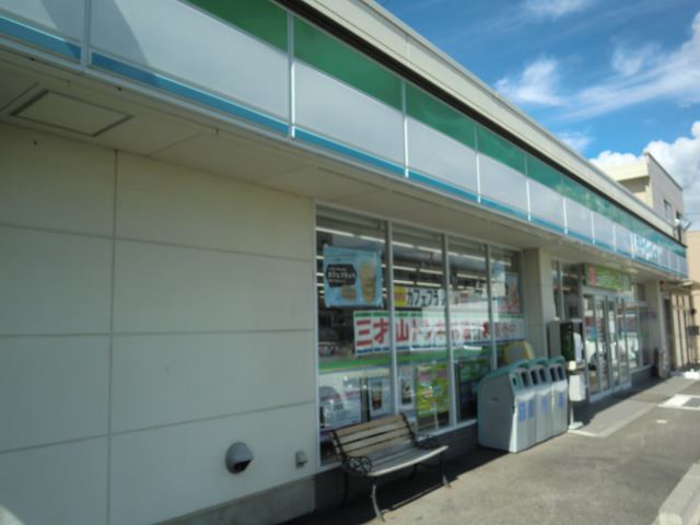 コンビニ　ファミリーマート（コンビニ）まで580m