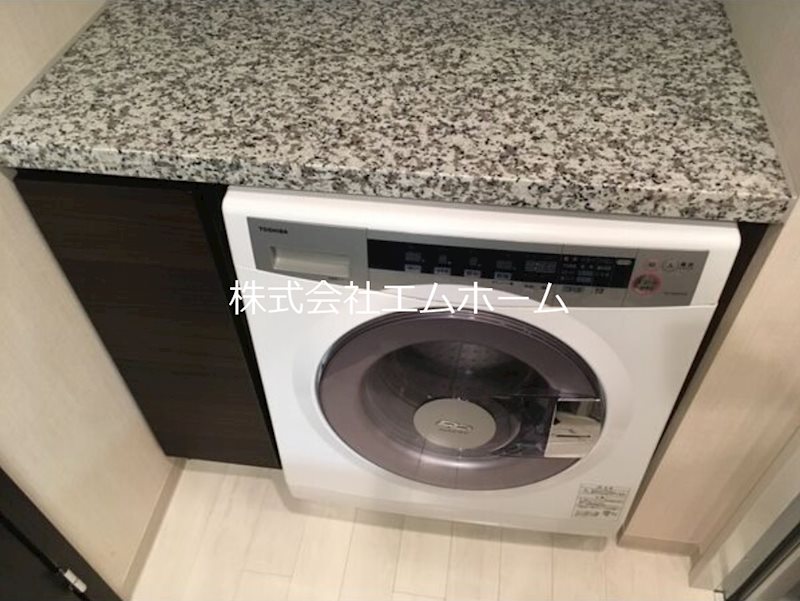 洗面設備　脱衣所　独立洗面化粧台　ドラム式洗濯機付