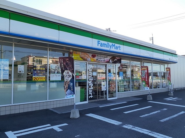 コンビニ　ファミリーマート（コンビニ）まで550m