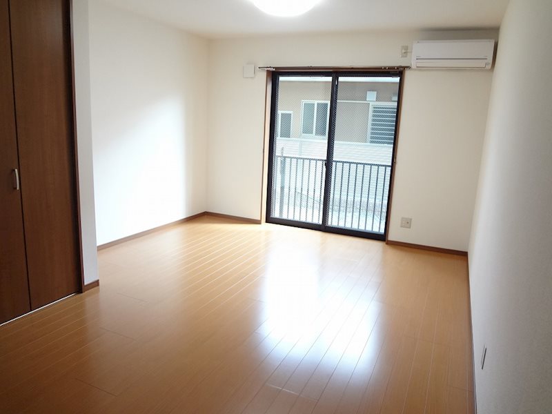 居室・リビング　日当たり良好な広々お部屋