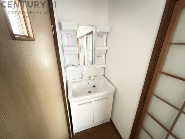 洗面設備　ゆったりとスペースのある洗面所