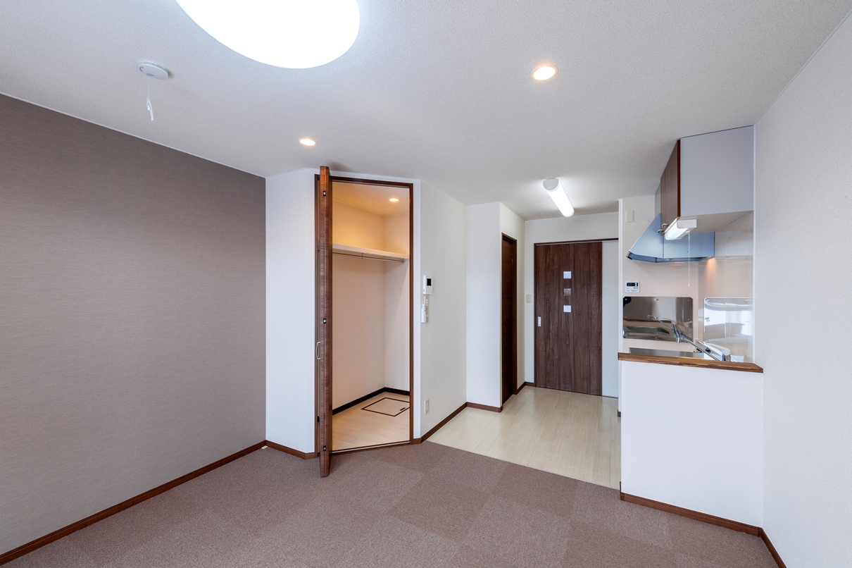 居室・リビング　居室は南向きの10帖で広々♪カーペットであたたかみがあります