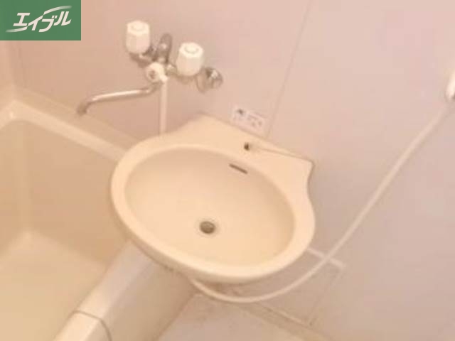 洗面設備　同物件、別部屋の写真です