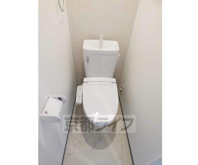 トイレ　ウォシュレット完備。