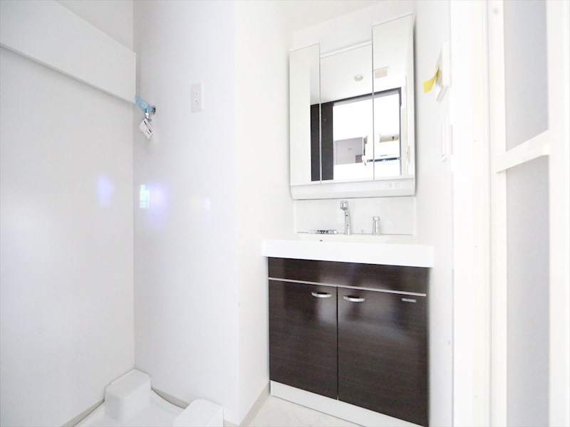 洗面設備　脱衣所　独立洗面台（シャンプードレッサー付）収納スペース有