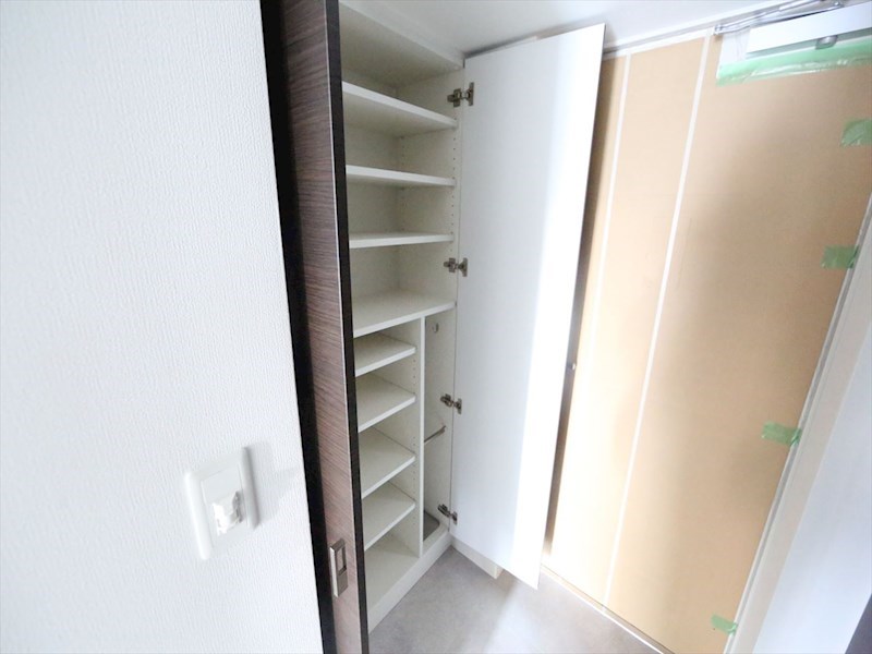 玄関　玄関　シューズボックス付（収納充実してます）