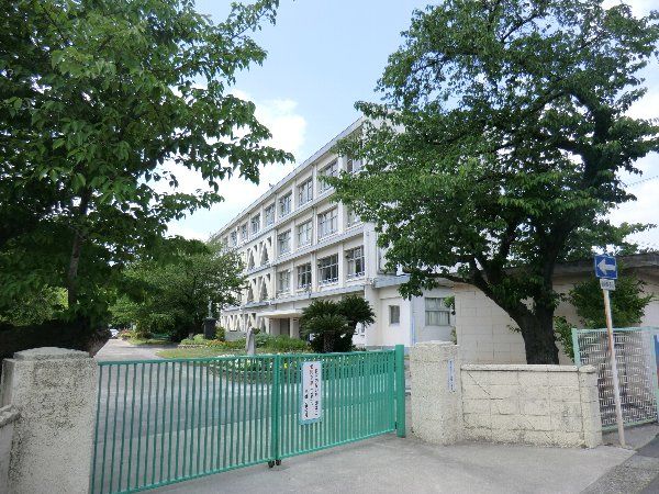 小学校　春日井市立八幡小学校（小学校）まで389m
