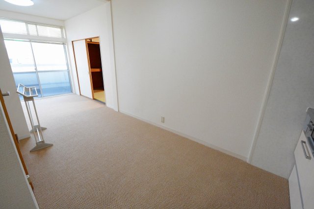 居室・リビング　床色が明るい色合いでとても綺麗です♪