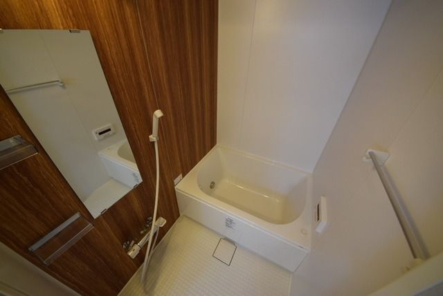 バス・シャワールーム　※同建物　反転タイプ別室の参考写真　現況優先