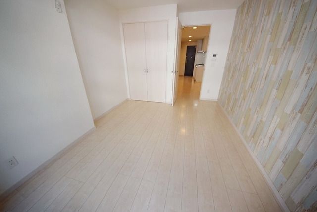 居室・リビング　※同建物　反転タイプ別室の参考写真　現況優先