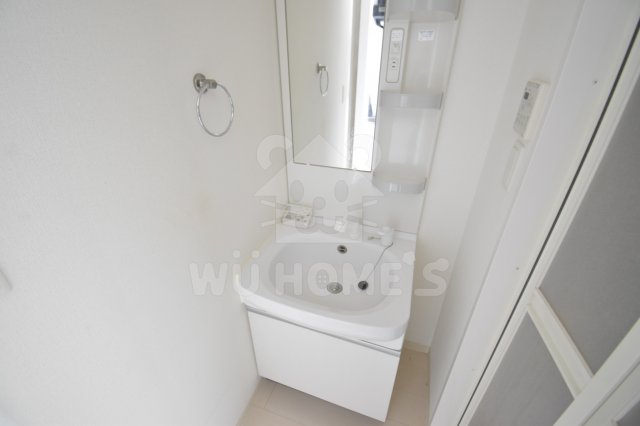 洗面設備　独立洗面台、朝の身支度には欠かせません