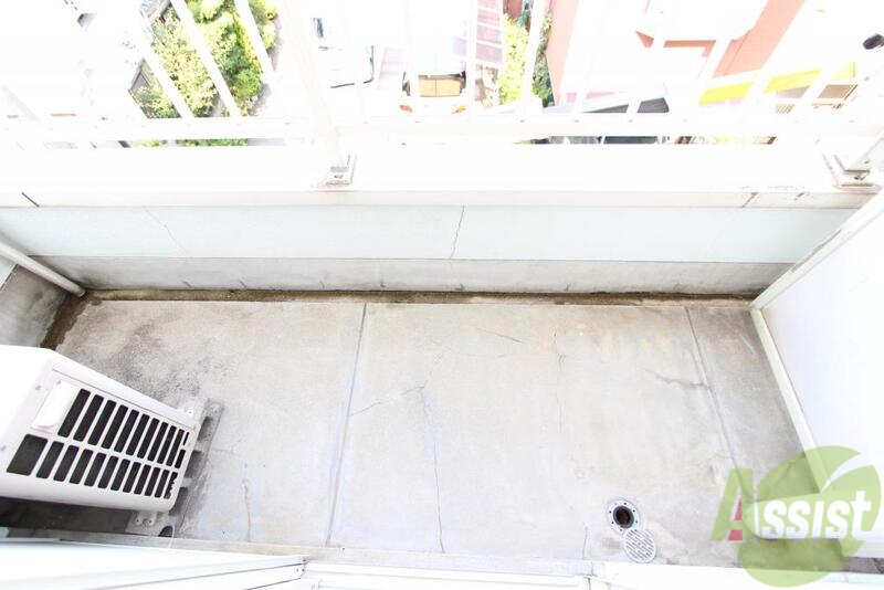 バルコニー　一週間分の洗濯も干せちゃいます。一服もできますよ。