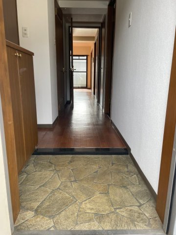 玄関　シューズロッカー付きで便利です。