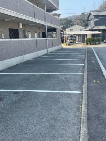 駐車場　各部屋に対して、２台 ３台駐車できます。